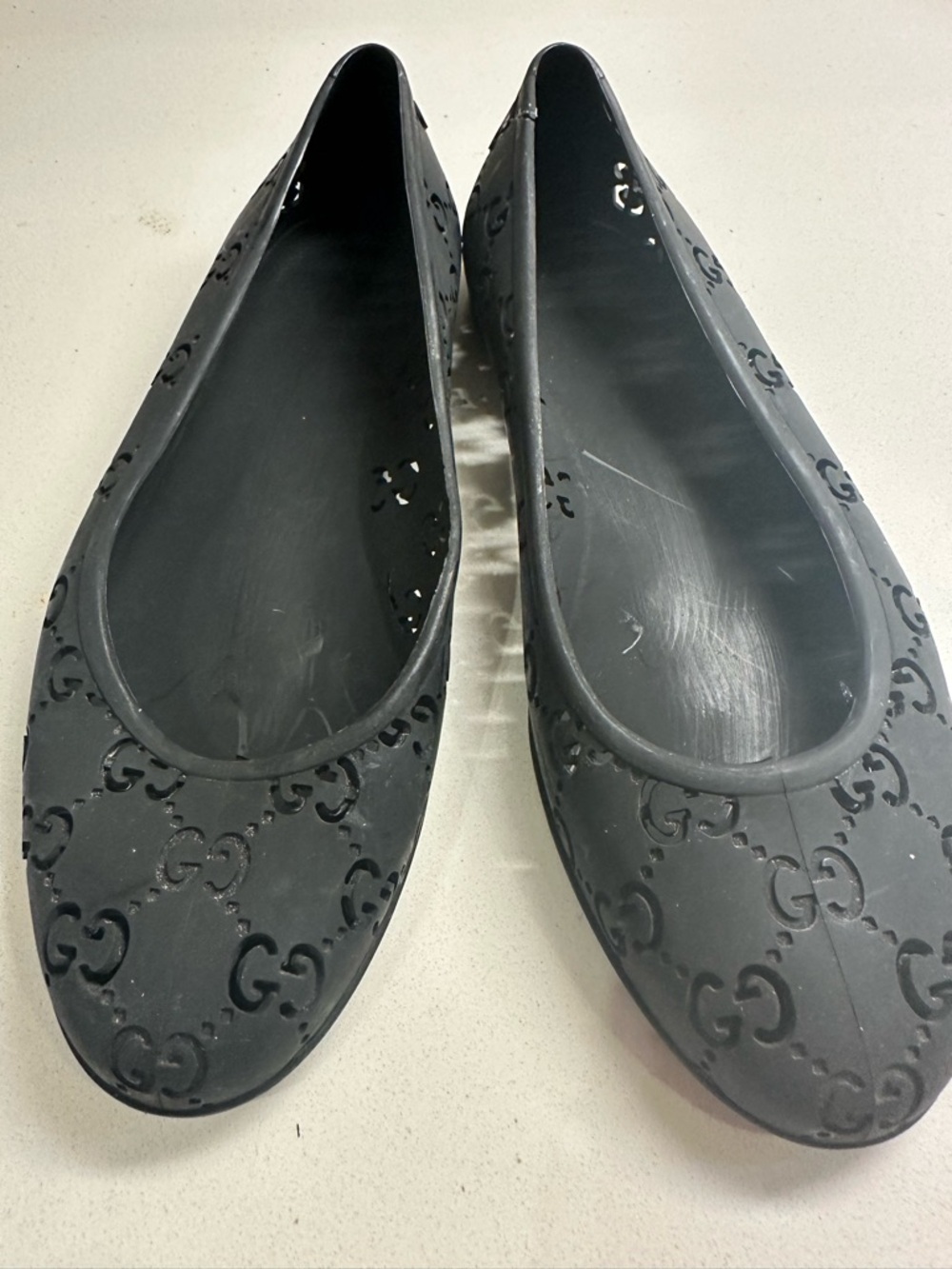 Gucci Black Rubber Flats Size 5 ( Left back Cracked, No Problem With Walk)
